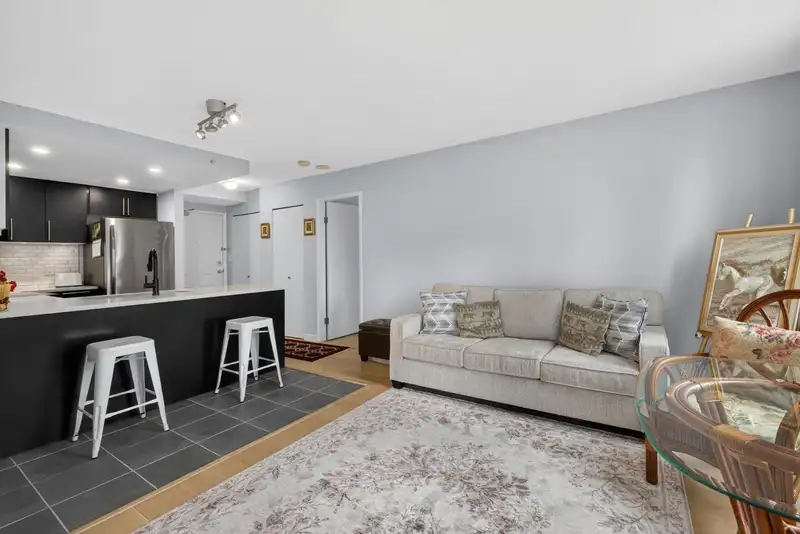 1005 811 HELMCKEN STREET - photo 4 of 33