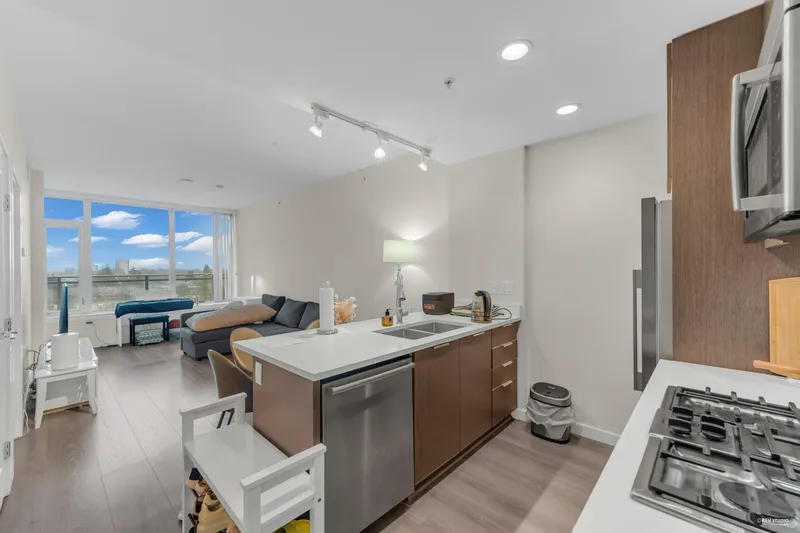 808 3333 SEXSMITH ROAD - photo 4 of 21