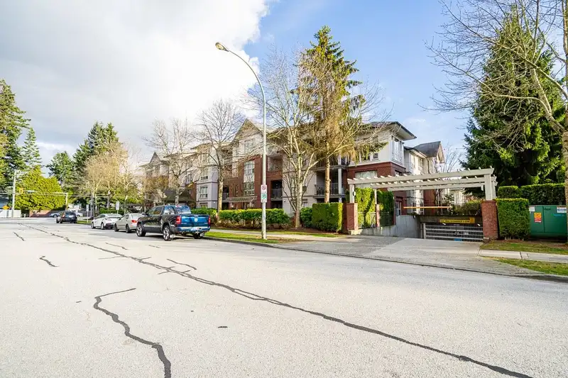 210 15188 22 AVENUE - photo 1 of 29