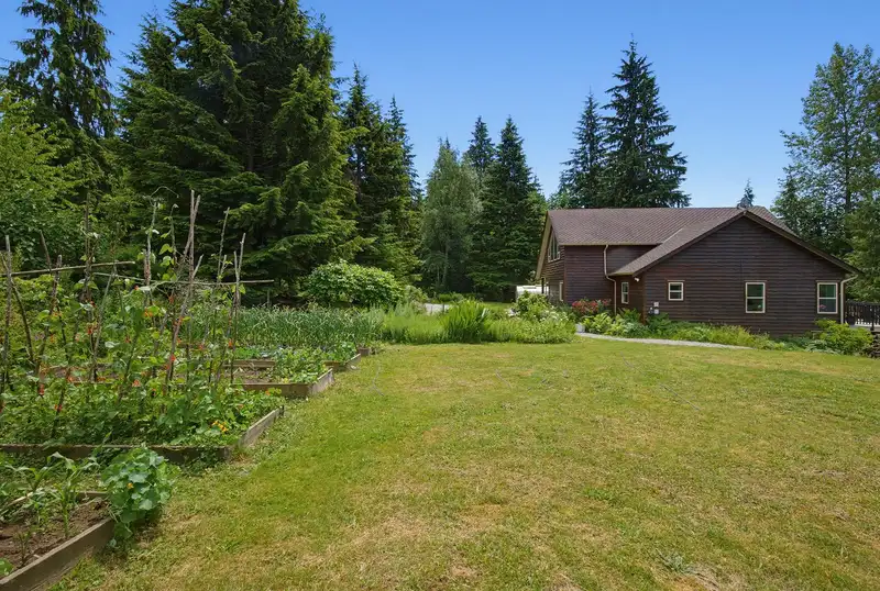 34328 WHITE AVENUE - photo 4 of 40