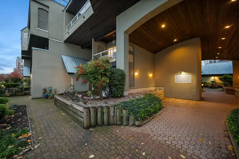 207 31 RELIANCE COURT - photo 4 of 39