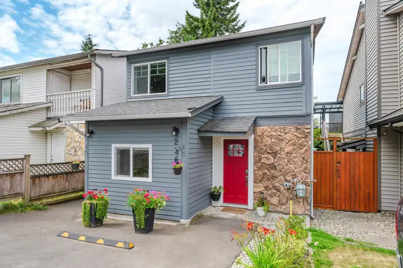 238 DAVIS CRESCENT - photo 1 of 40