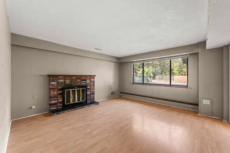 2514 E 49TH AVENUE - photo 4 of 28