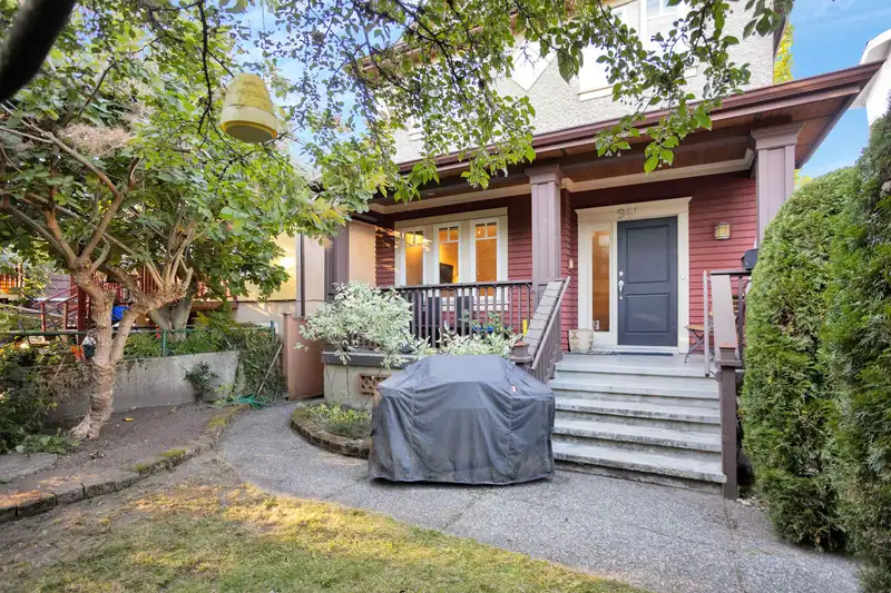 941 13TH E AVENUE - photo 1 of 8