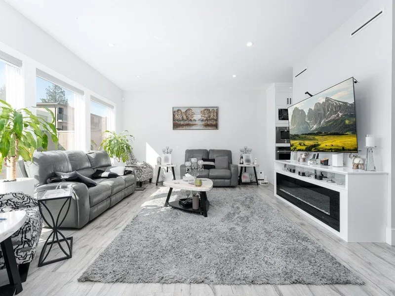 14477 101 AVENUE - photo 4 of 18