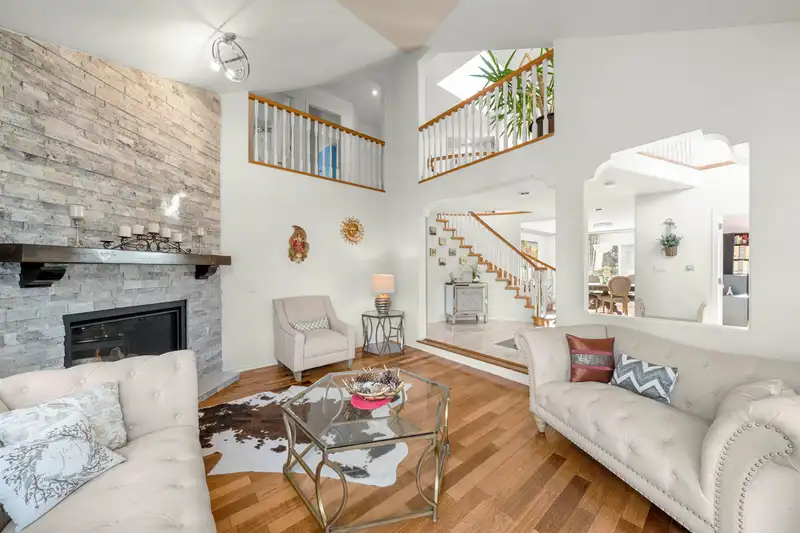 2258 SORRENTO DRIVE - photo 4 of 40