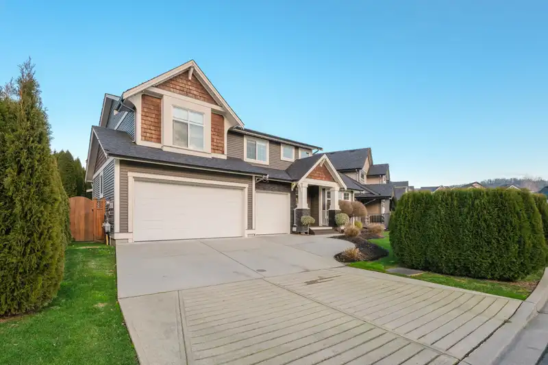 35977 EMILY CARR CRESCENT - photo 3 of 39