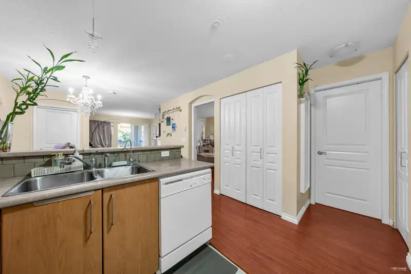 207 7330 SALISBURY AVENUE - photo 4 of 23