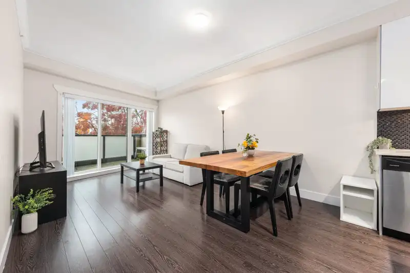 401 3437 KINGSWAY - photo 1 of 35