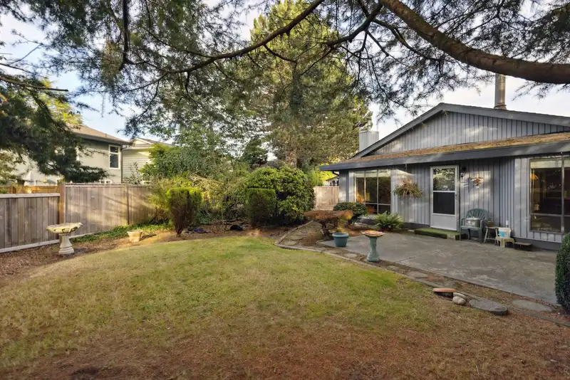 5215 HOLLYWOOD DRIVE - photo 1 of 32
