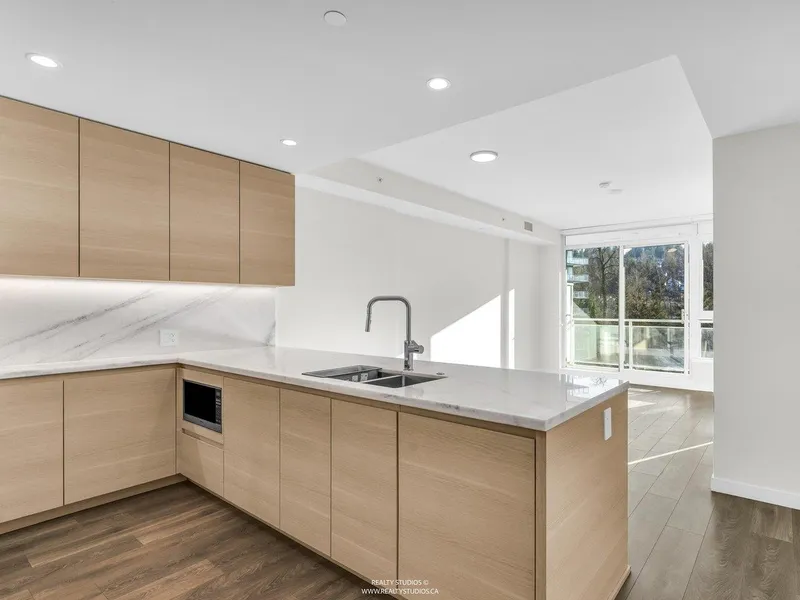 606 305 MORRISSEY ROAD - photo 2 of 19