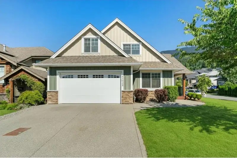 51022 SOPHIE CRESCENT - photo 1 of 38