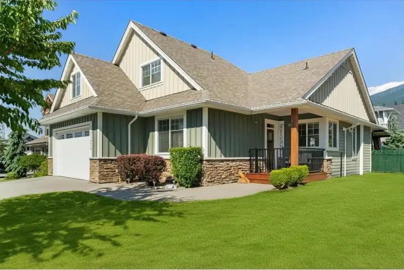 51022 SOPHIE CRESCENT - photo 2 of 38