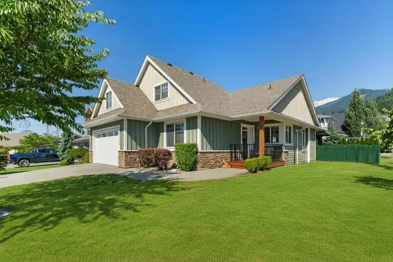 51022 SOPHIE CRESCENT - photo 3 of 38
