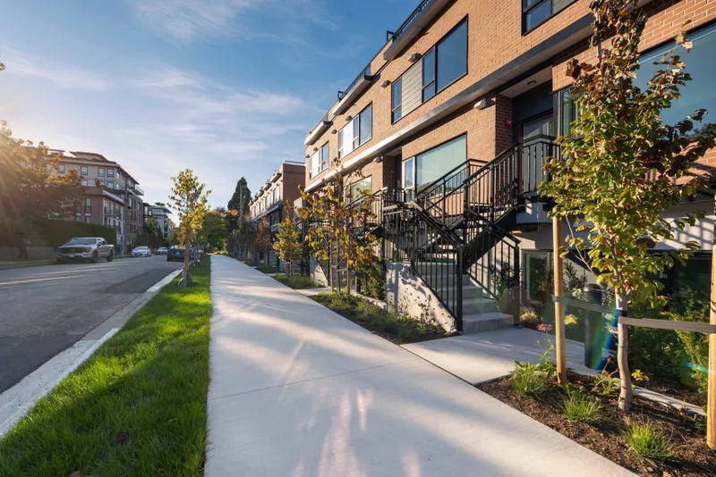 121 471 W 28TH AVENUE - photo 3 of 13