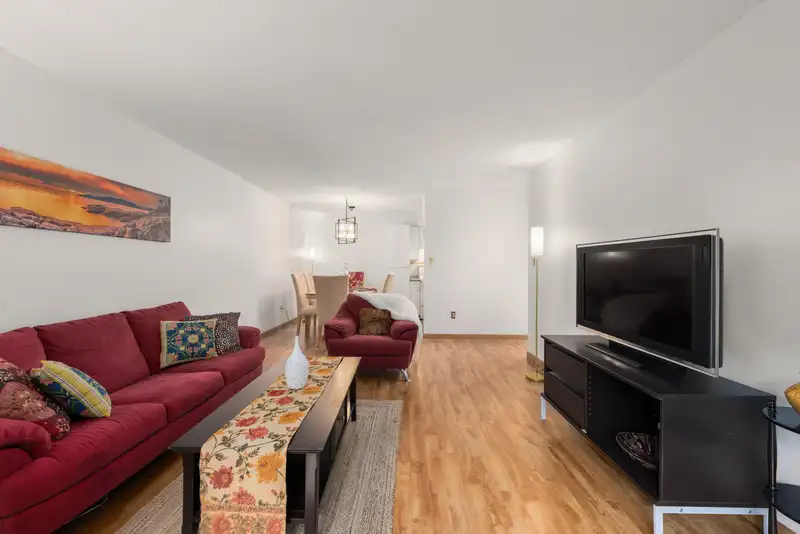227 9847 MANCHESTER DRIVE - photo 4 of 40