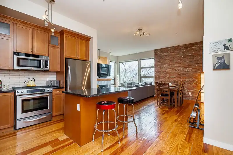 204 240 SALTER STREET - photo 1 of 31