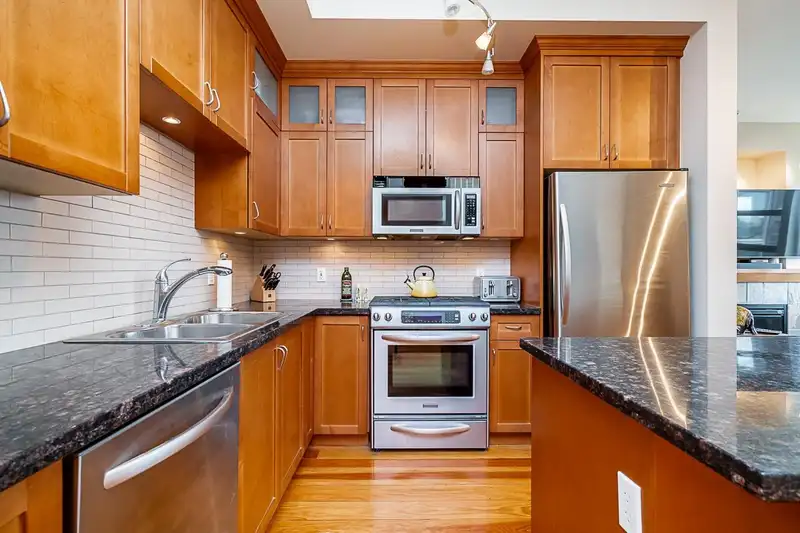 204 240 SALTER STREET - photo 2 of 31