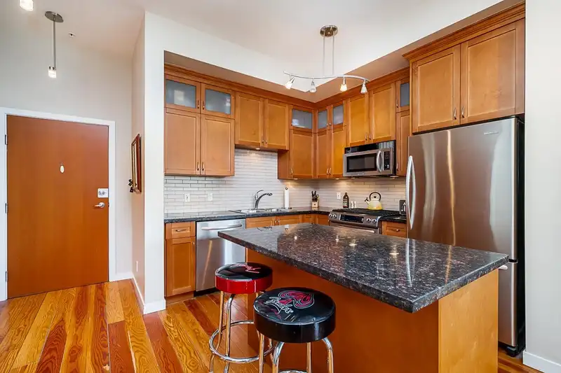 204 240 SALTER STREET - photo 3 of 31