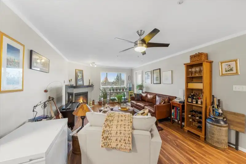 401 15885 84 AVENUE - photo 2 of 24