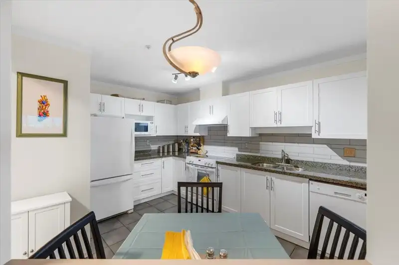 401 15885 84 AVENUE - photo 4 of 24