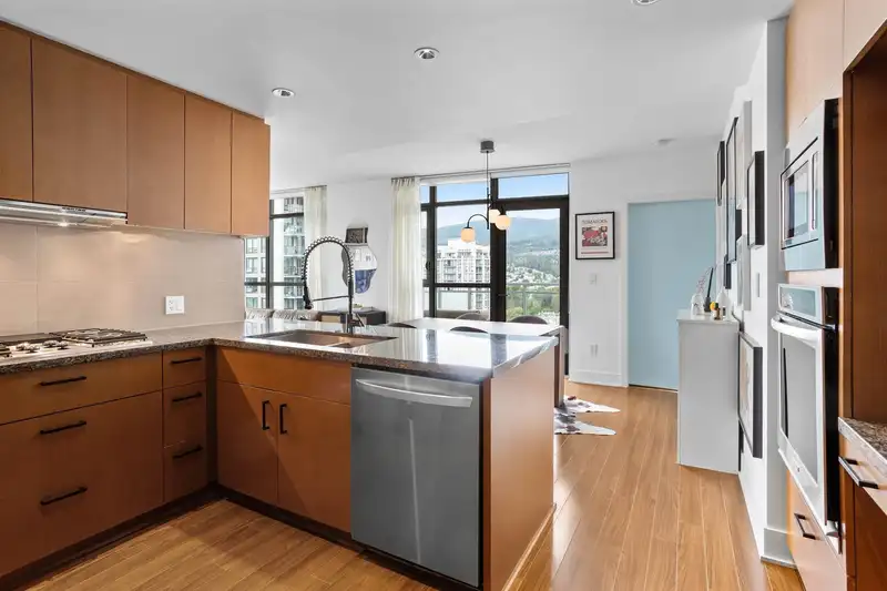 2602 3008 GLEN DRIVE - photo 1 of 40