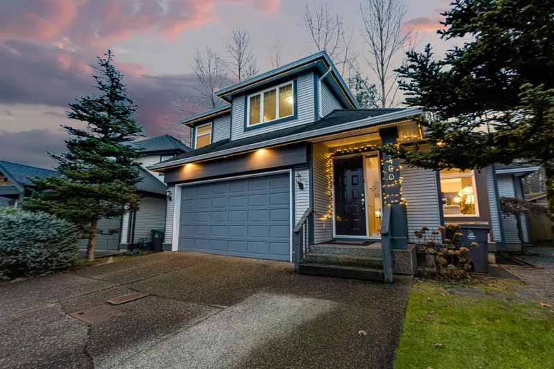 7450 147 STREET - photo 3 of 25