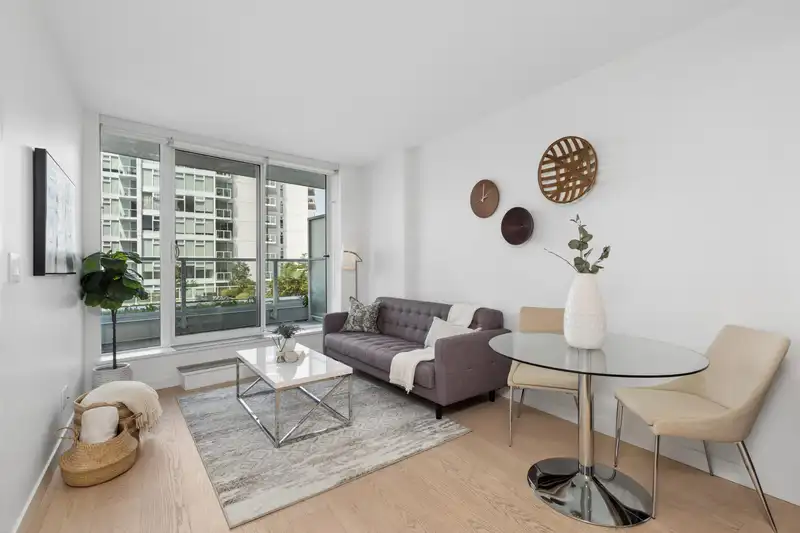531 2220 KINGSWAY STREET - photo 2 of 21