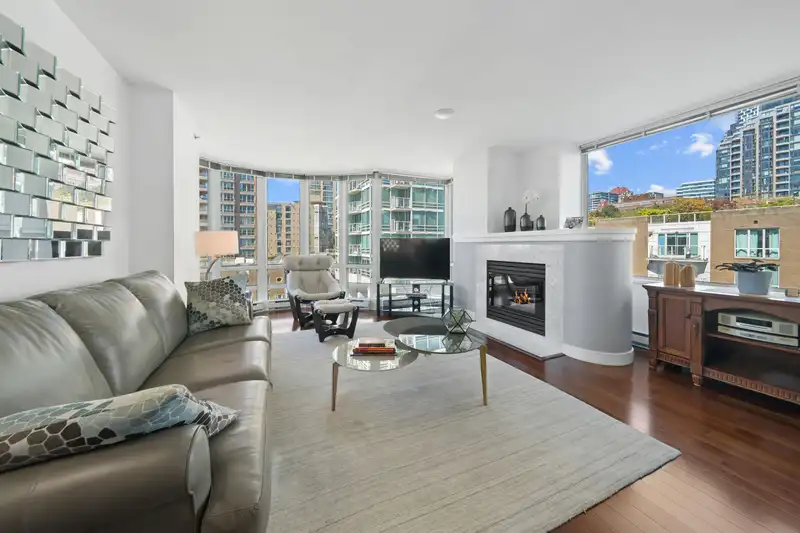 604 1501 HOWE STREET - photo 1 of 36