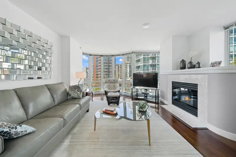 604 1501 HOWE STREET - photo 2 of 36