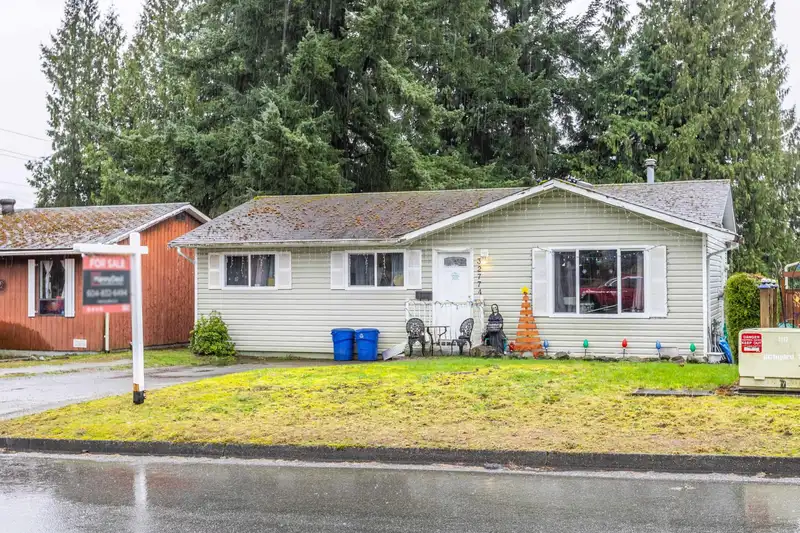 32774 BADGER AVENUE - photo 4 of 39