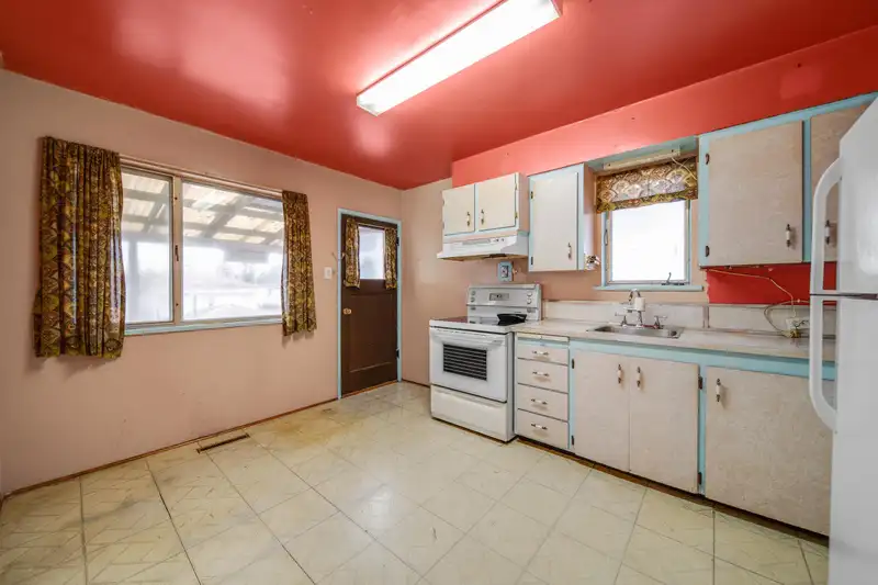 5284 SLOCAN STREET - photo 2 of 34