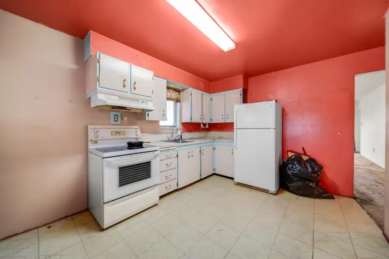 5284 SLOCAN STREET - photo 4 of 34