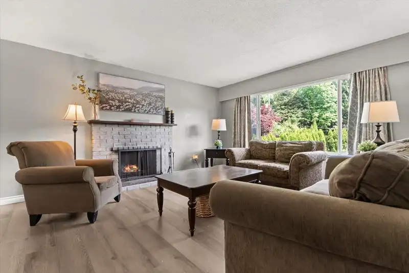 459 NAISMITH AVENUE - photo 4 of 40