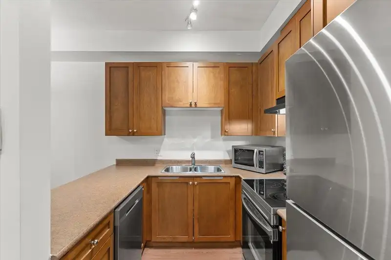 214 13277 108TH AVENUE - photo 2 of 25