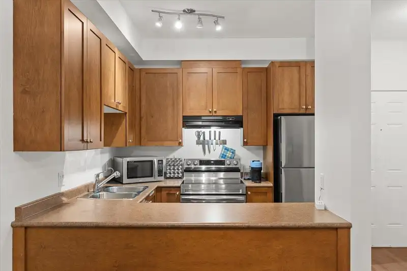 214 13277 108TH AVENUE - photo 4 of 25