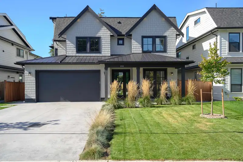 255 54A STREET - photo 1 of 40