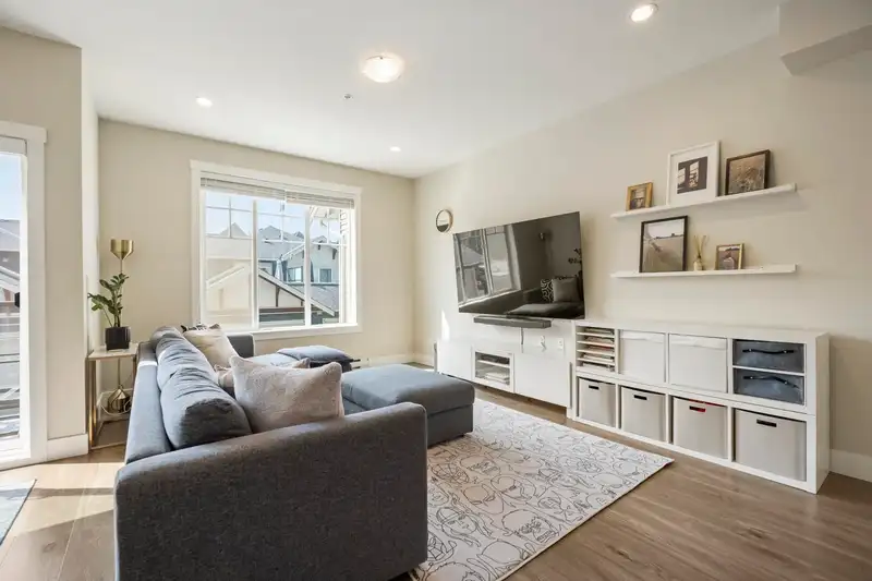 141 20498 82 AVENUE - photo 1 of 38