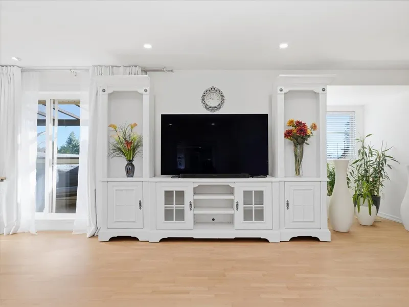 409 15621 MARINE DRIVE - photo 4 of 25