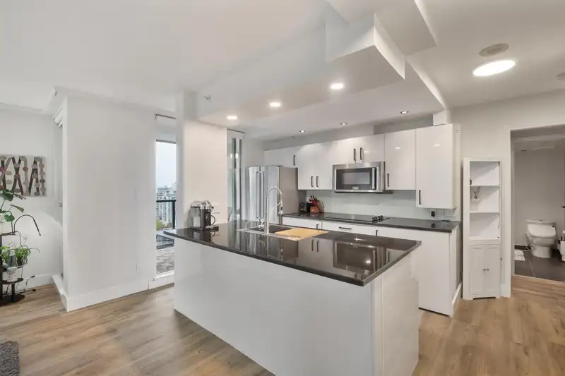 2206 1238 MELVILLE AVENUE - photo 4 of 18
