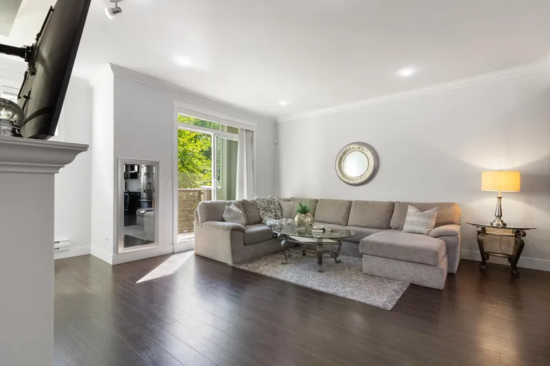 10 14285 64 AVENUE - photo 2 of 25