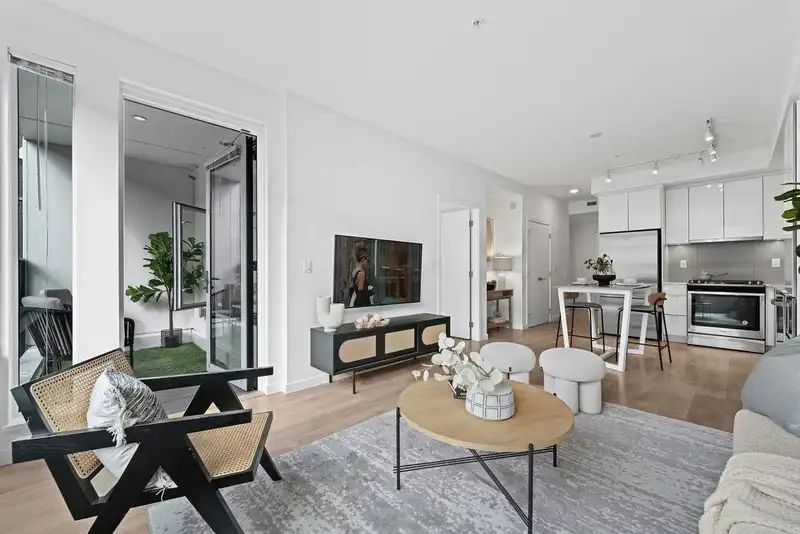 206 725 MARINE DRIVE - photo 1 of 34