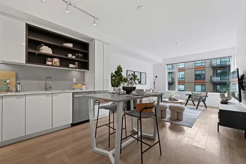 206 725 MARINE DRIVE - photo 3 of 34