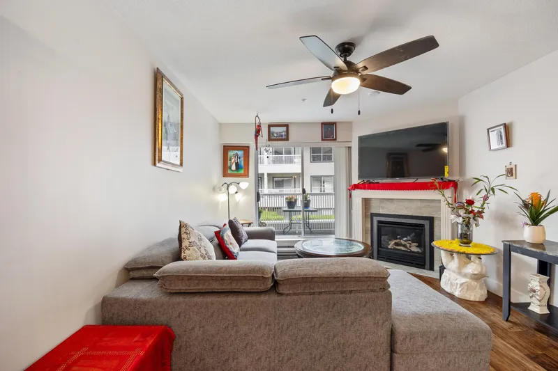 208 15272 20 AVENUE - photo 3 of 17