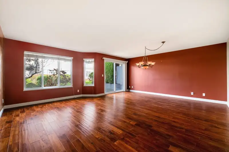 200 13888 70 AVENUE - photo 3 of 25
