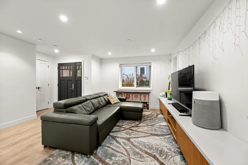 1452 E 20TH AVENUE - photo 4 of 25