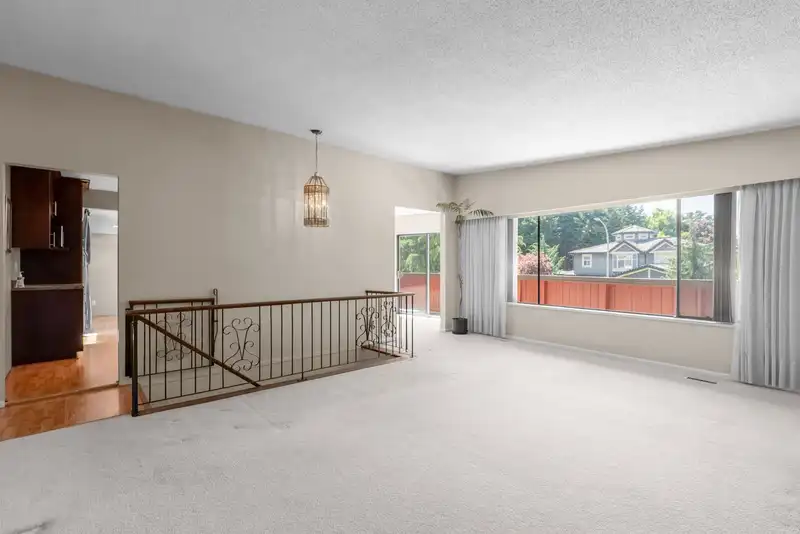 6680 COLTSFOOT DRIVE - photo 3 of 32