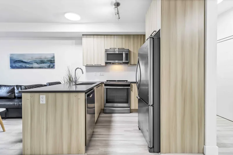 101 15628 104 AVENUE - photo 2 of 25