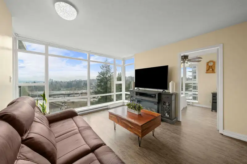 802 555 DELESTRE AVENUE - photo 4 of 36