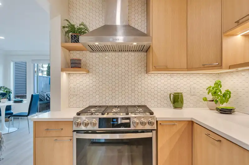 14842 BEACHVIEW AVENUE - photo 3 of 33